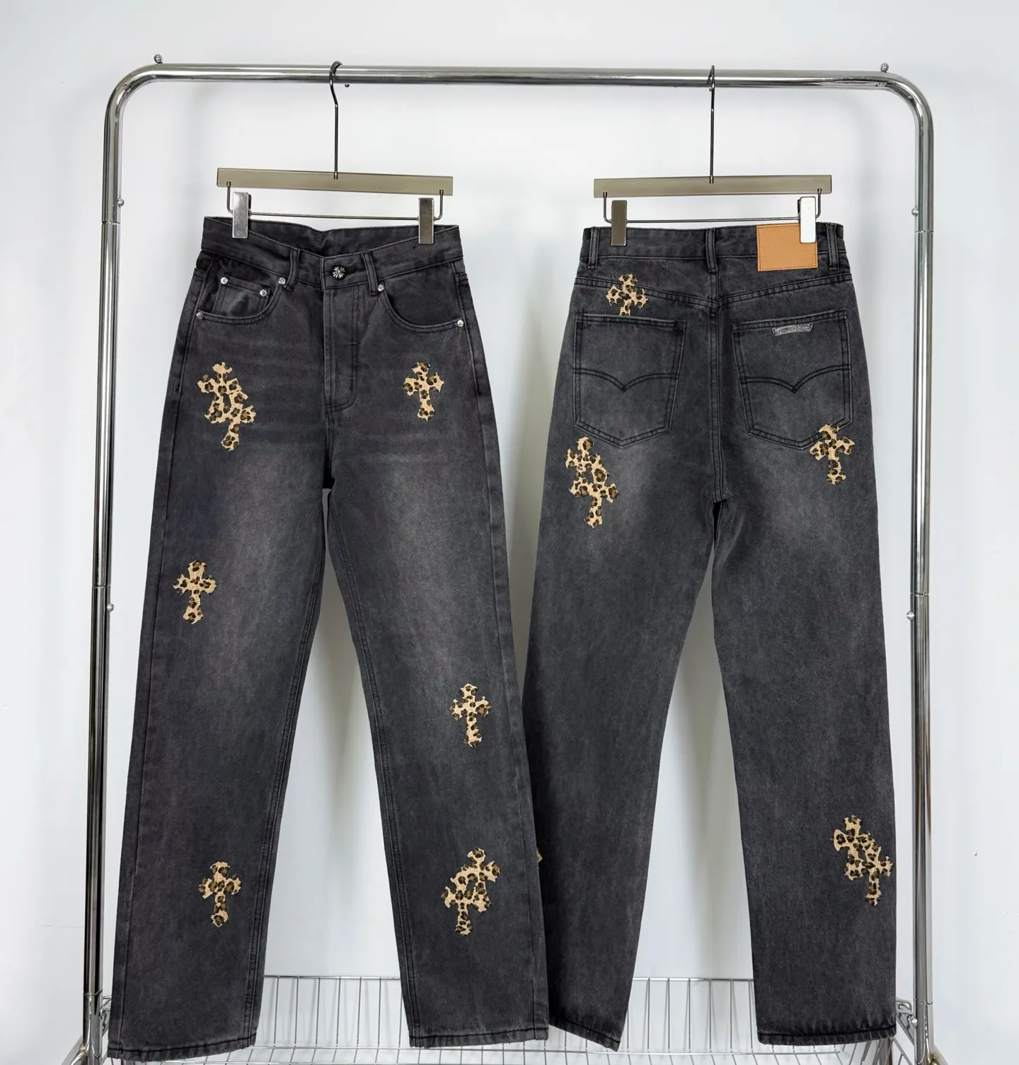 P240 model number: H859 Chrome Hearts CH Chrome Hearts black leopard print leather jeans! The counter price is 4W level, the patchwork is embellished with cross patterns, and the jeans are washed! !  An absolutely high-end luxury product, a 1.9W-level god-level single product, a super popular product, made by top heavy industry, a magic weapon that cannot be missed! [About Zangyin] This is an extremely luxurious fashion brand that can also be called the aristocracy of the high street. It has always been an exclusive brand for some hipsters or rich second generations. Compared with ordinary high streets, it is more luxurious and noble. Compared with luxury brands, it has a more fashionable personality and has always been a brand that I have a special liking for. -Color: black -Size: 28-30-32-34-36